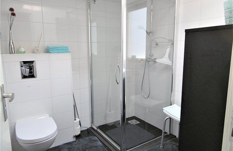 380 badkamer douchecabine